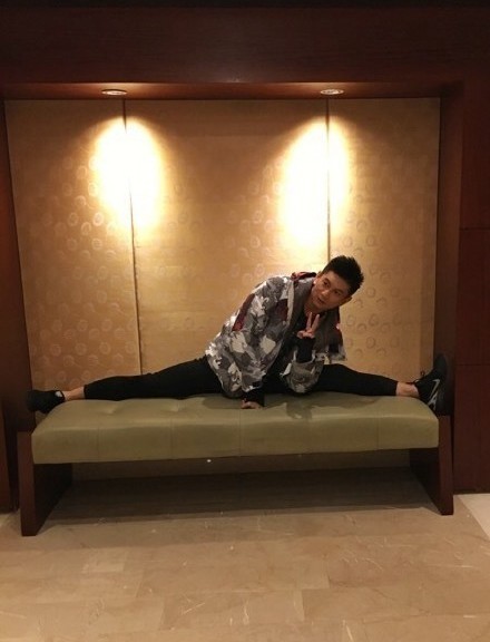 吴奇隆和邢傲伟见面就是空中一字马 网友:地球已经对你们没有吸引力了