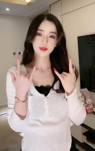 抖音第一美女迅猛龙有这样的女朋友你几点回家
