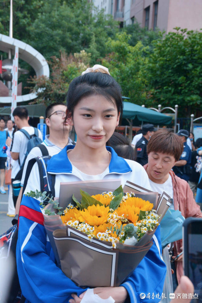高考虽结束,人生正启航!考生合影留下青春的样子