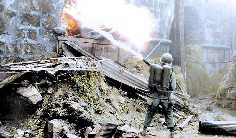 冲绳战役,美军使用了一种超级大杀器,给日军造成无法忘记的梦魇