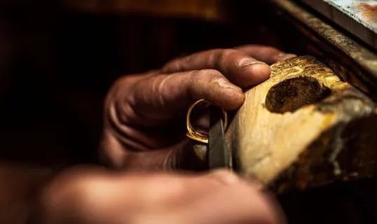 虽然有那种老实靠谱手艺又高超的金匠,但也有经常会悄悄的克扣一点