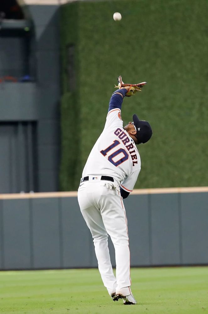 【场边花絮】高手在民间!怀抱婴孩竟能秀一手接球美技