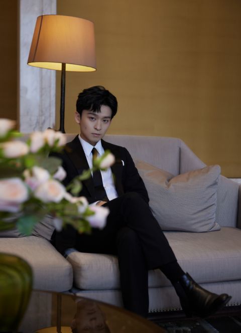 首位入围白玉兰90后男演员董子健红毯造型曝光白衬衣配黑西装矜贵优雅