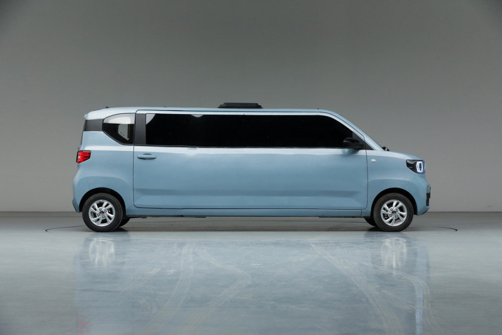 改装超长版宏光miniev实拍车长超4米6有加长林肯那味了