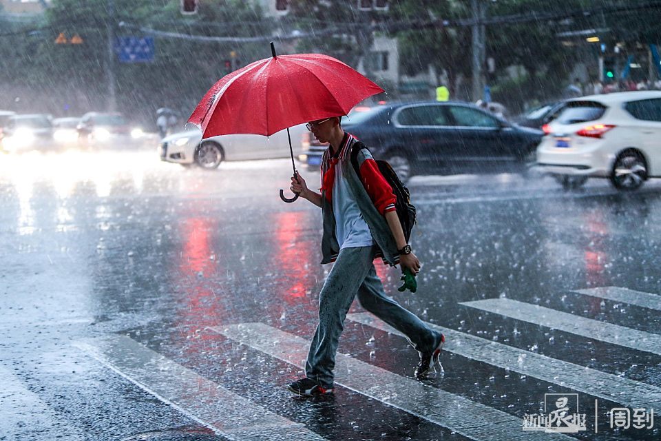 暴雨突袭!下班路上的市民被淋个透湿|晨镜头