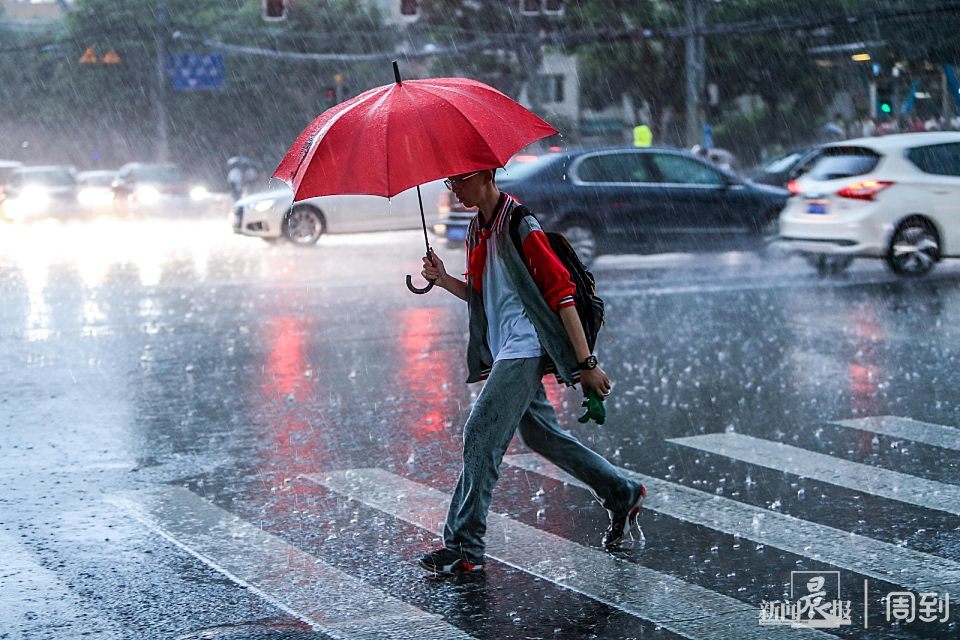 人站在雨中淋雨的图片图片