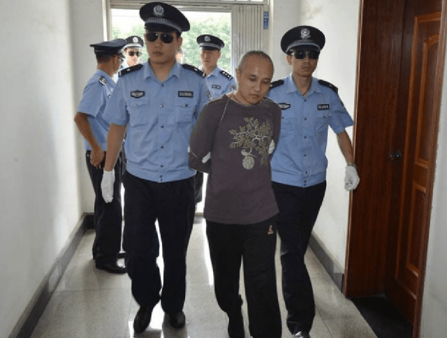 以前枪决死刑犯时,群众可以围观,从什么时候开始不允许了?