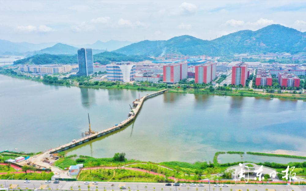 据了解,景观桥东起18号路,西至团圆路,上跨赤鉴湖