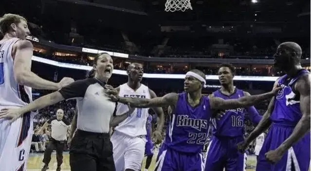 霍尔特坎普 答球迷：杜兰特在NBA把女裁判霍尔特坎普撞翻，为何裁判却笑了？