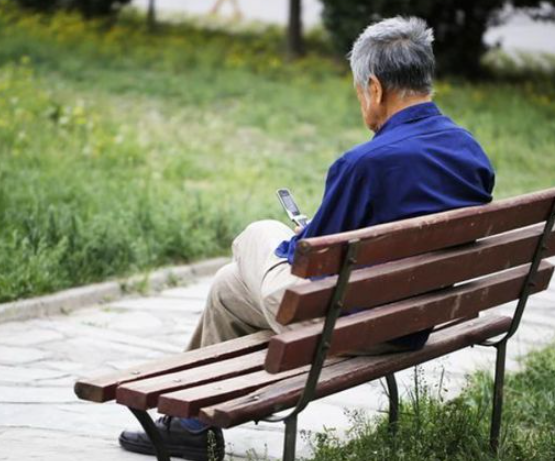 英国90岁独居老人,每天去餐厅吃同一款午饭,网友的举动很暖心