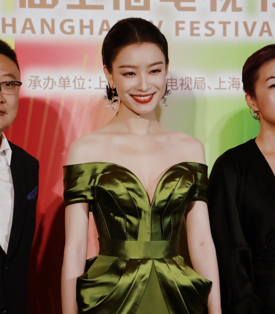 倪妮出席节白玉兰绽放颁奖典礼看到董子健这小表情也太可爱了