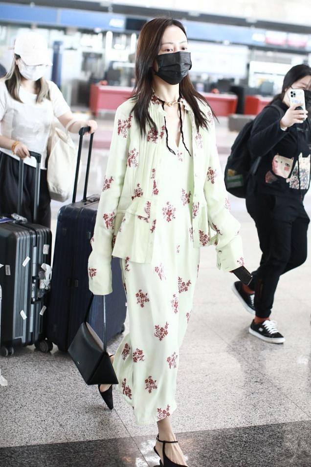 王鸥才是走在时尚前端的女人!古风碎花裙配choker,意外高级减龄