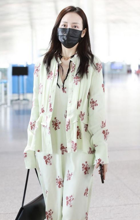 王鸥才是走在时尚前端的女人!古风碎花裙配choker,意外高级减龄