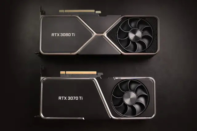 在設計上,公版的 3070ti 和 3080ti 相比明顯要短上一截,正反面的圖案