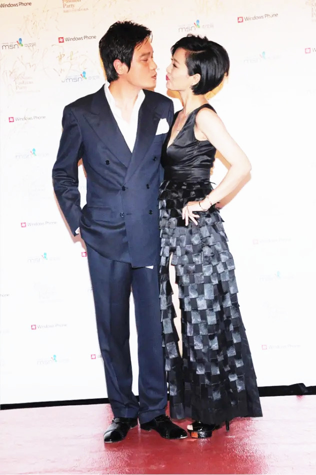 苏岩和罗嘉良甜蜜亮相穿吊带裙高贵自然依偎着老公羞涩献吻