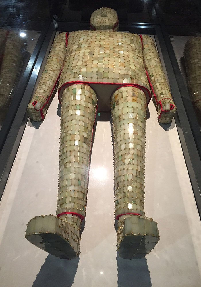 古代盗墓贼遇到金缕玉衣,只抽金丝不取玉片,玉片它不香吗?