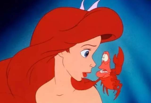 小美人鱼片场照曝光黑人鱼和白王子相遇拥抱引发网友吐槽