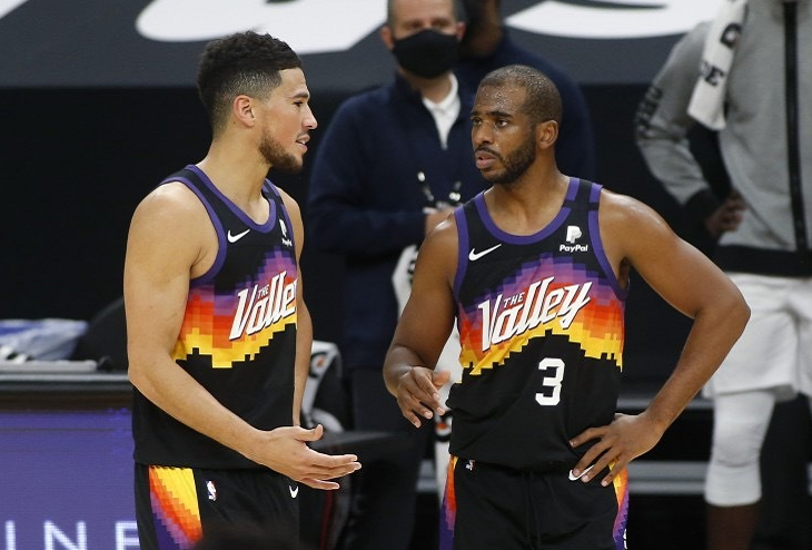 德文布克 NBA太阳队的布克真有福气，名媛詹娜“奶牛装”大秀身材