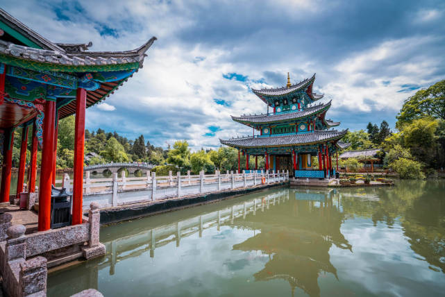 除開得月樓之外,黑龍潭裡的古建築還有很多,比如龍神祠,五鳳樓,不是建