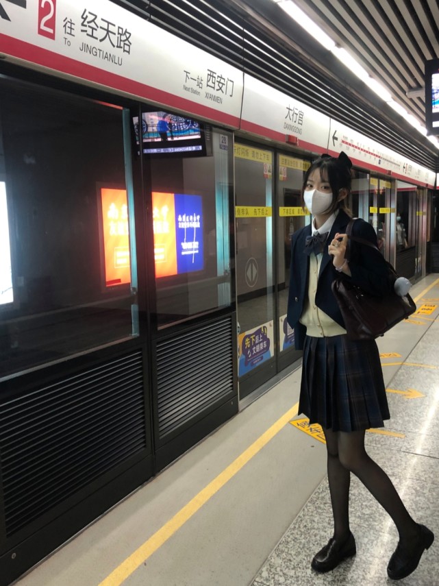 jk少女一起坐地铁回家吧