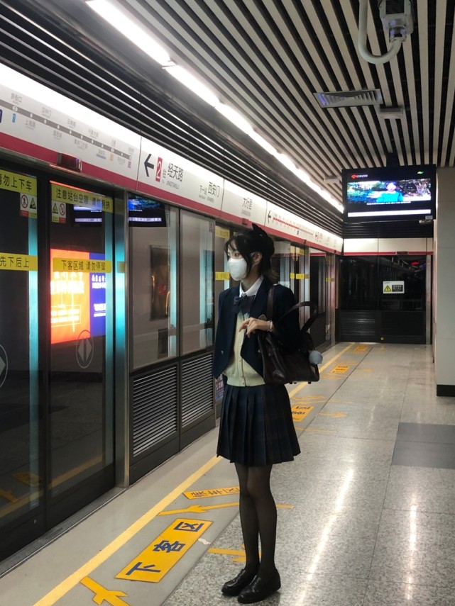 jk少女 一起坐地铁回家吧