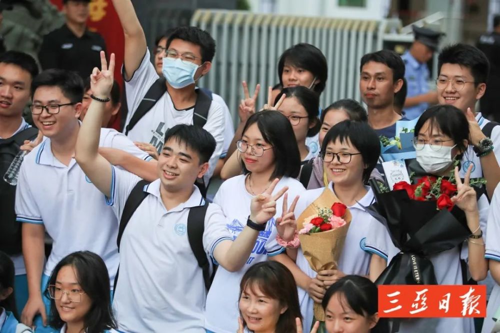 海南高考今日结束鲜花笑脸溢满屏幕考试后你还要关注这些