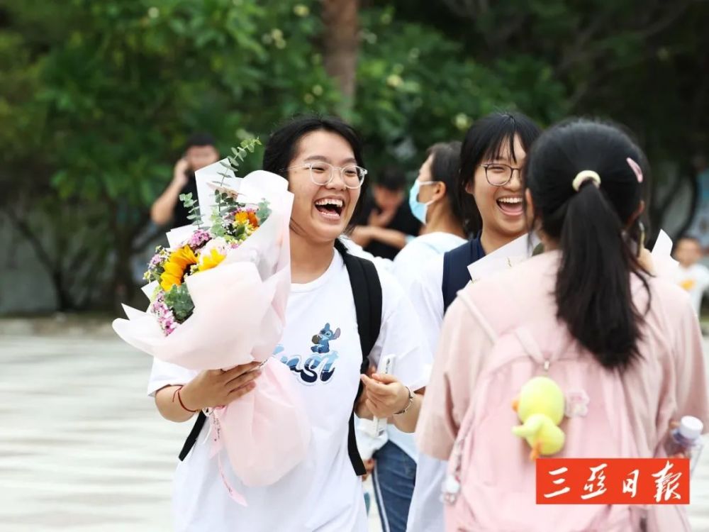 三亚市第四中学老师欢腾庆祝高考结束.△考完啦,自拍纪念一下!