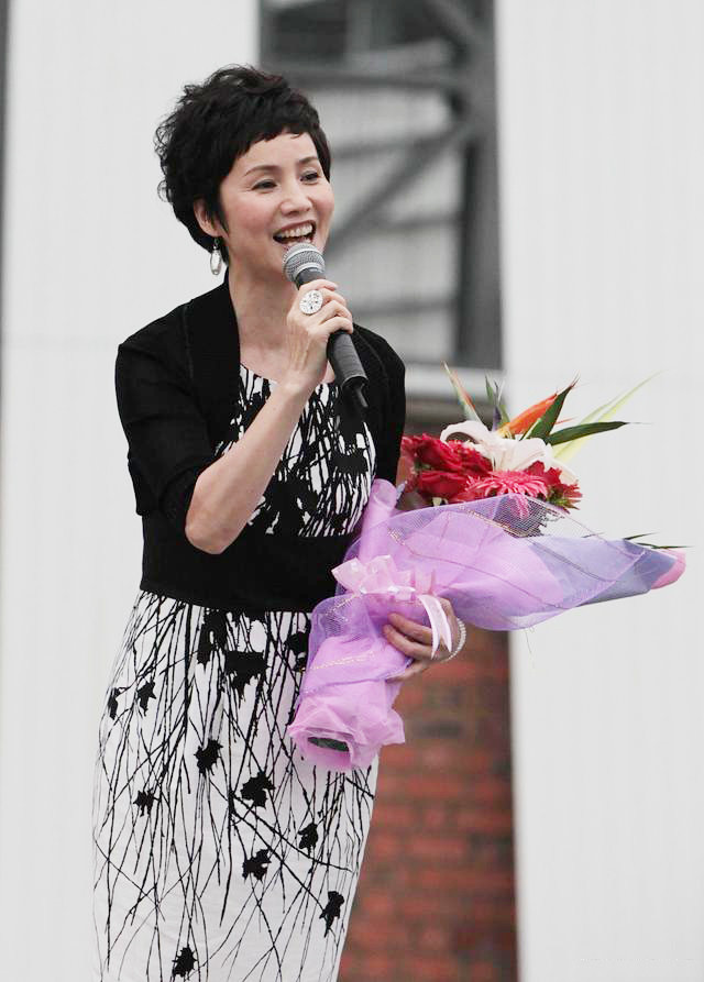 央视著名主播徐俐荧屏上干练强势再婚学做好女人
