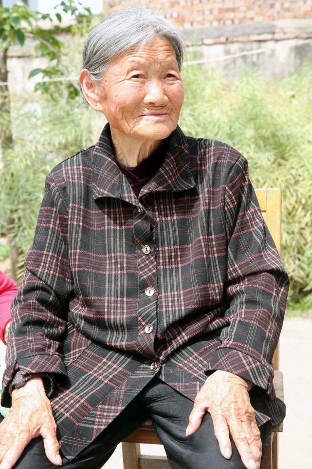 商丘102岁老人黄井莲天天遛遛转转我心里可敞亮