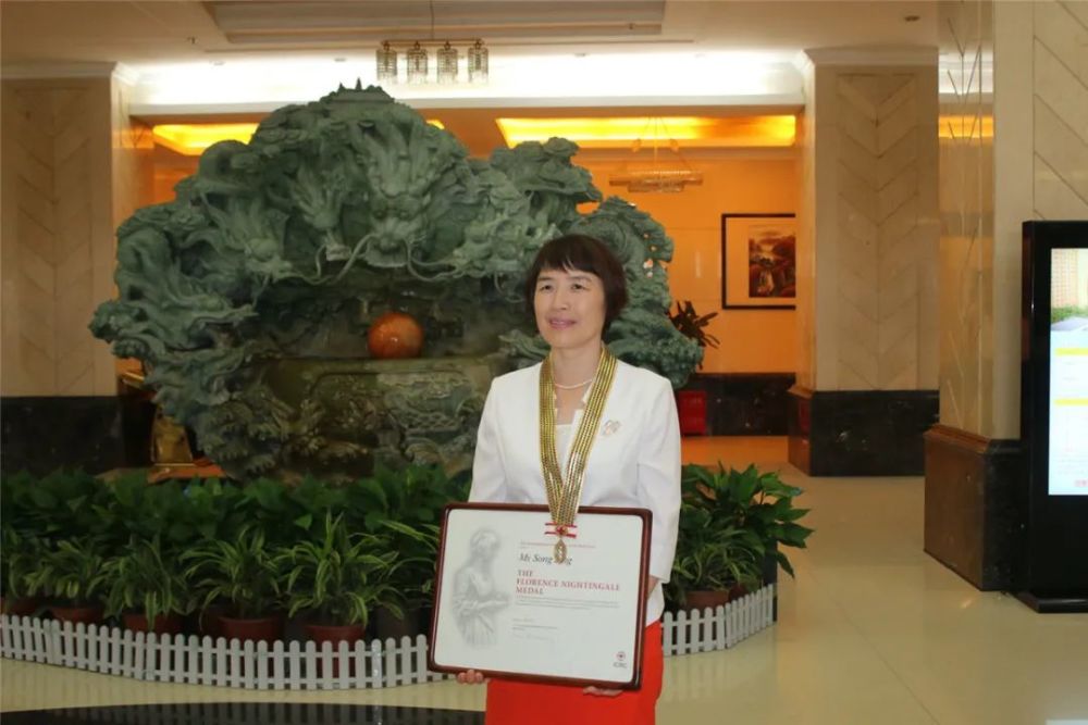 5月24日,商丘日报融媒体采访组在柘城县人民医院采访了宋静.