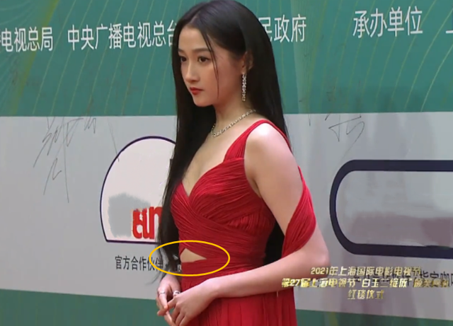 白玉兰红毯生图比美童瑶倪妮穿高定尽显野心关晓彤挤出小肚腩