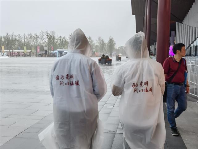 梅雨天 花博园最实用的 三件套 来自光明食品集团 而且免费送