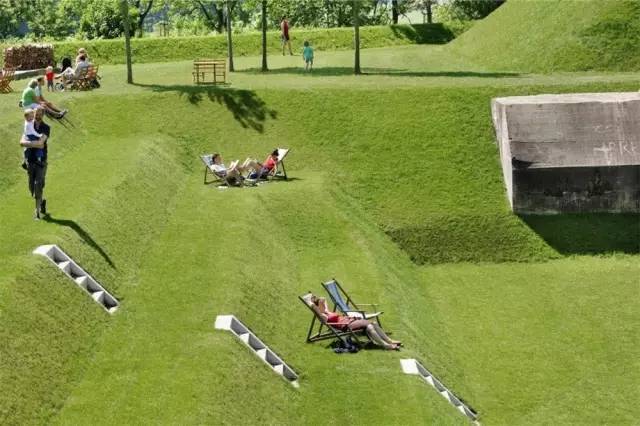 高差处理:台地之间的高差,采用大笔画的放坡处理.