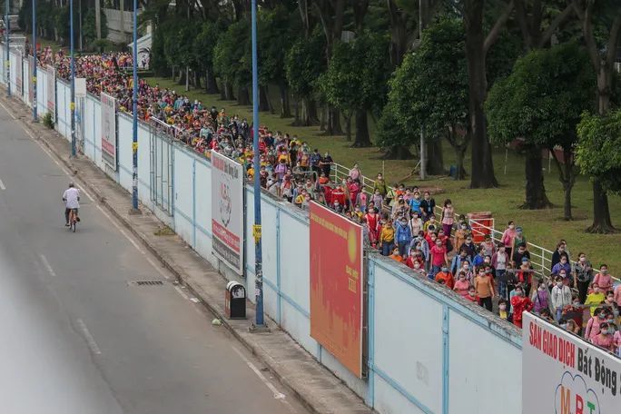 越南一大型鞋廠女工人確診,近60000工人上下班,街道人滿為患令人堪憂!