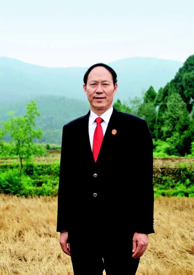 建党百年党员先锋郭兴利法官多动腿群众少跑路