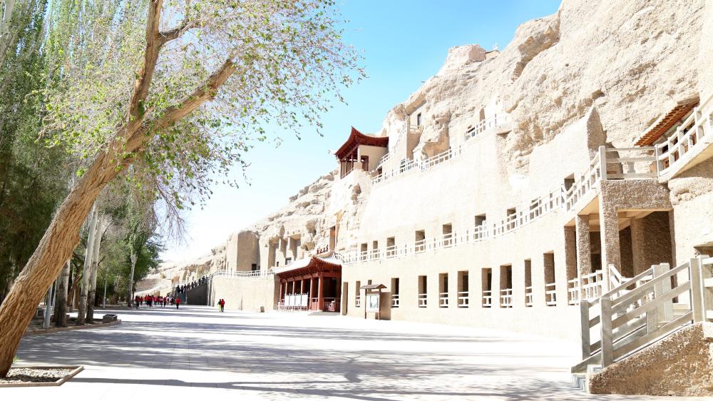 2000多年前一个叫张骞的人手持符节翻过了这座山脉