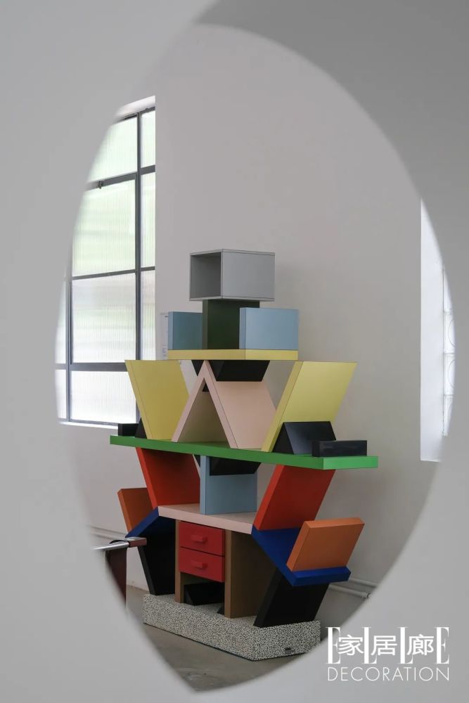 ettore sottsass设计的carlton书架是孟菲斯家具的代表之一.