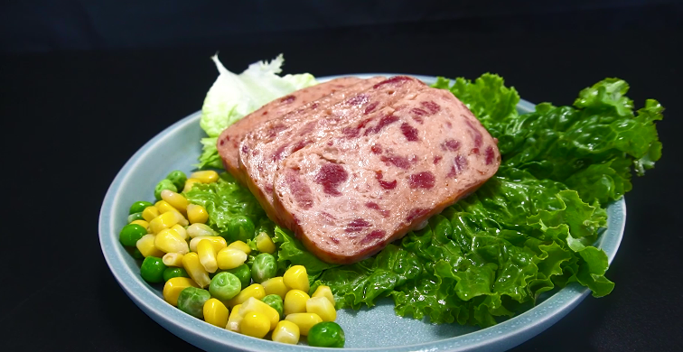 第二步:将切好的午餐肉片放入油锅煎至金黄色.