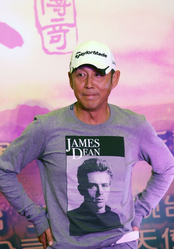 陈道明越老越有魅力,黝黑肤色反成加分项,穿t恤也成熟稳重