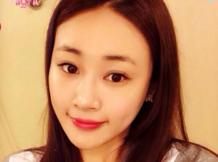 扮演者贾舒涵也曾出演过《乡村爱情》,她在剧中扮演宾县杨总的秘书.