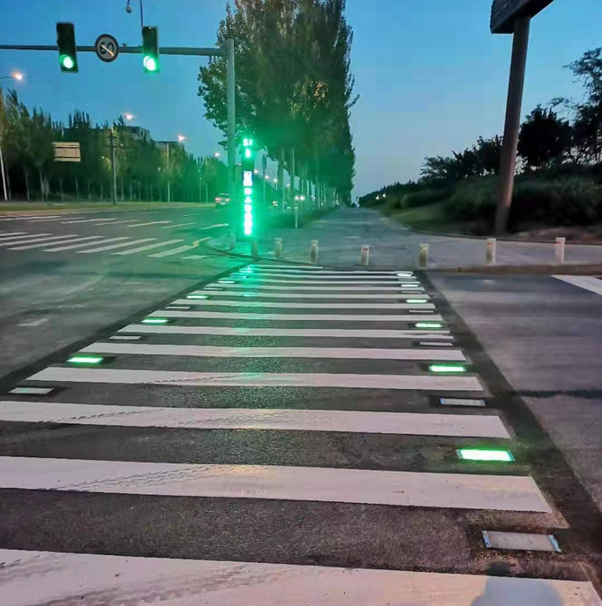 浑南区首条智慧发光斑马线亮相