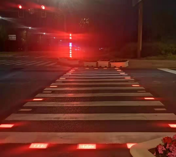 浑南区首条智慧发光斑马线亮相