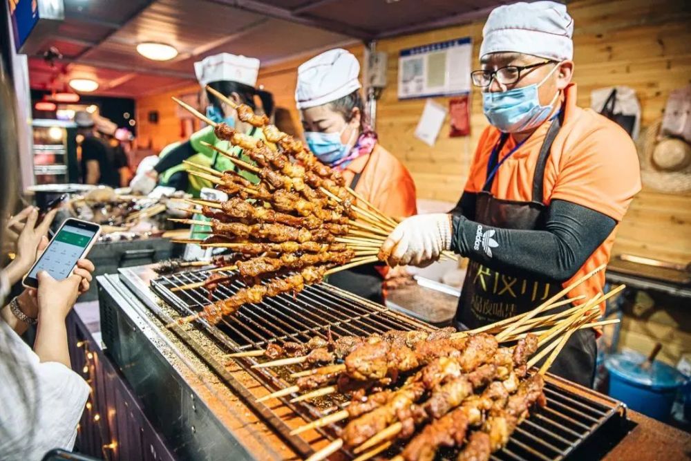 在中央公园夜市,有品牌网红美食kfc,dq,吉野家,康师傅700cc快闪店百事