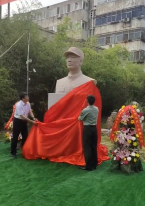 肖思远烈士雕像在新乡市烈士陵园揭幕