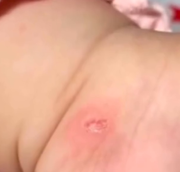 大妈不满婴儿车挡道抠掉女婴脚皮影响我结账警方拘留