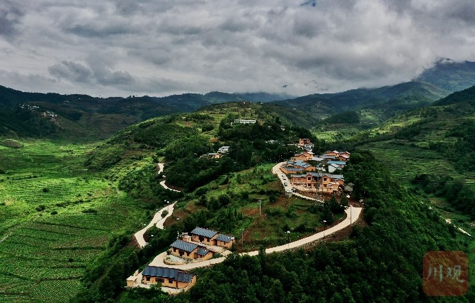 从脱贫迈向振兴|易地搬迁,菜地跟着普格县甲沟村村民"下山"