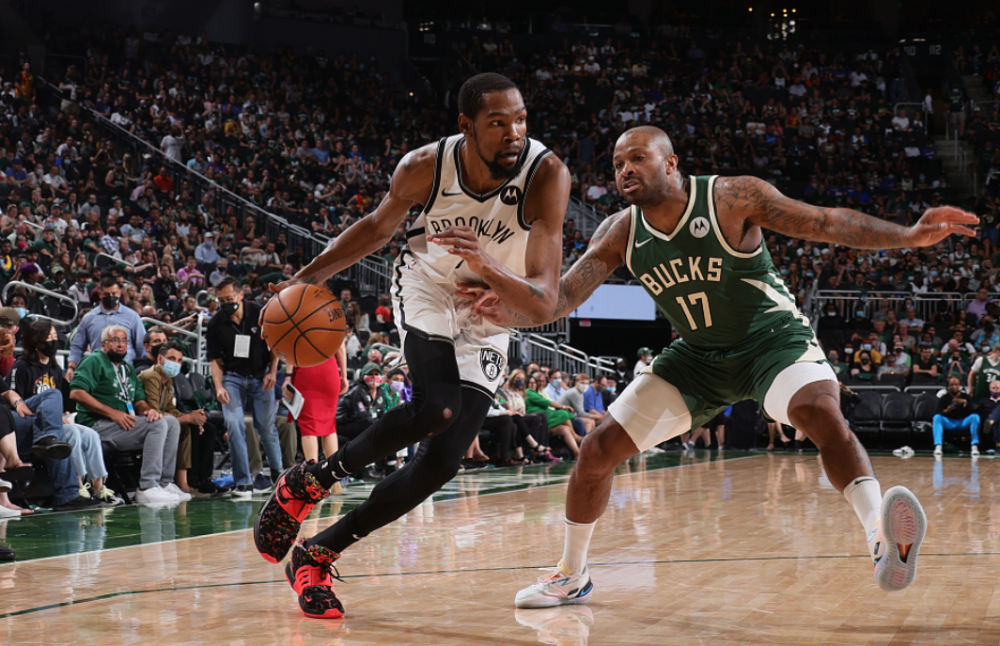 投篮,谁都不甘落后,但在最后时刻,霍勒迪轻巧地转身上篮得手,而篮网却