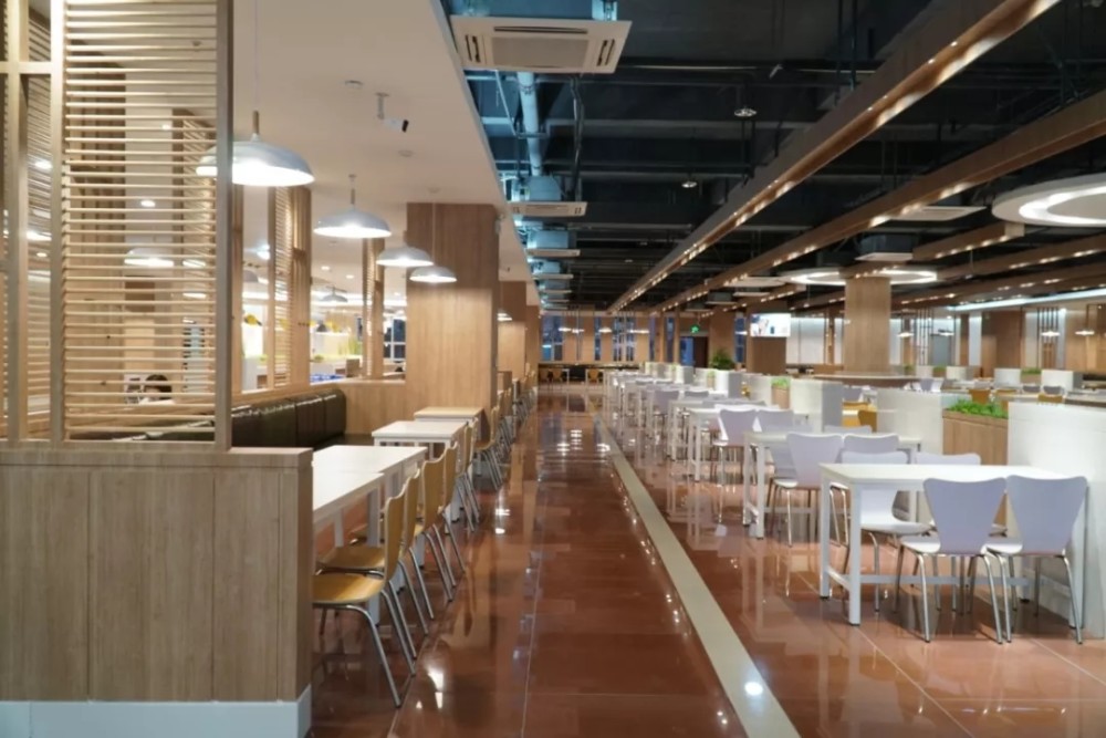 而川大江安校区第三食堂是下面这样的,丝毫没有传统大学食堂的"土气".