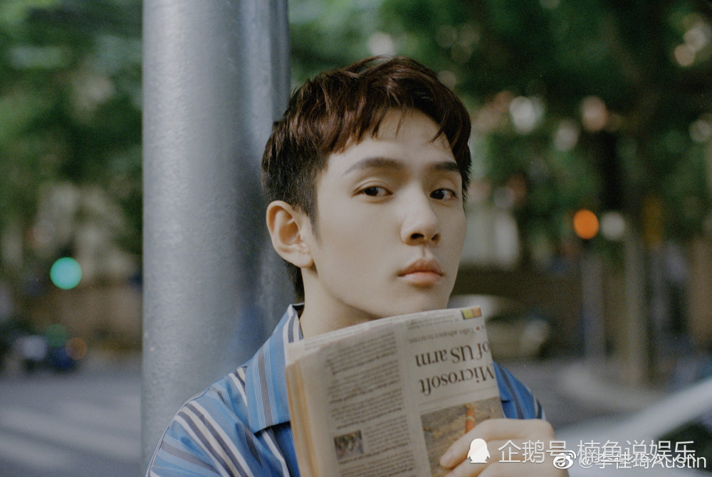 李佳琦夏日胶片写真来袭蓝色条纹衬衫少年感满满太有气质了