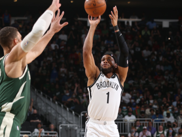 布朗高效发挥关键时刻却不传球篮网失利你真的没有大心脏能力